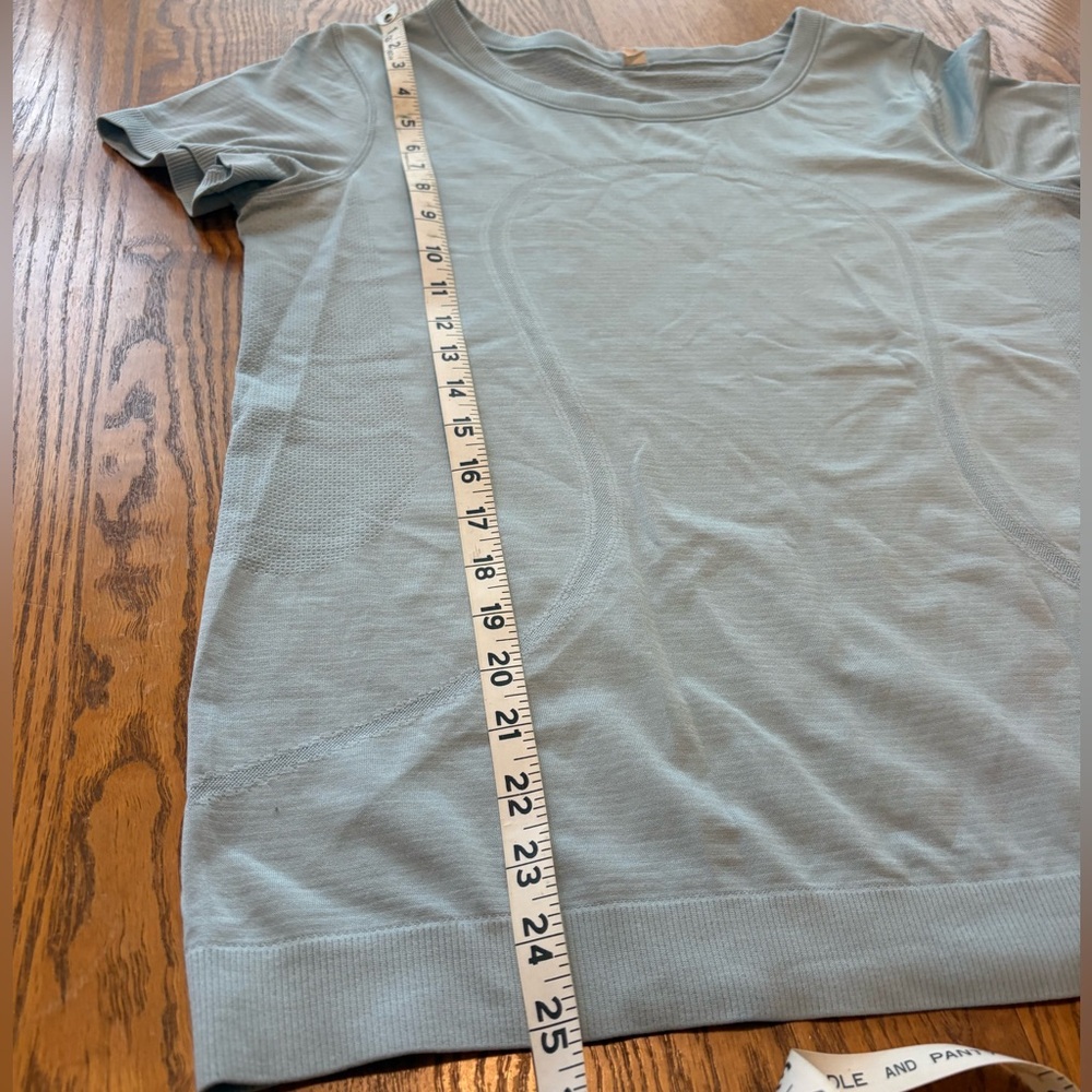 Lululemon Light Blue Swiftly Tech Tee 8 Discoloration Read - Picture 4 of 10